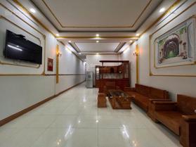 Cho thuê nhà 180m2 có sân rộng có nội thất gần đại học FPT