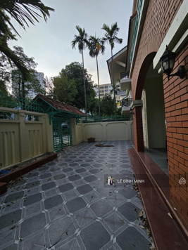 Cho thuê tòa nhà 04 tầng. Diện tích 200m2, sân vườn rộng, khu phân lô. Tiện văn phòng, ở GĐ