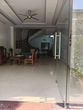 Mời thuê nhà gần đường Bình Than - hồ điều hòa - giá 22tr gồm 4 - 5 phòng ngủ tầng 1 làm văn phòng