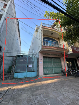 Cho thuê nhà lô đôi đường Nguyễn Huệ, 45 triệu, 240m2, mặt tiền 10m, hướng Nam