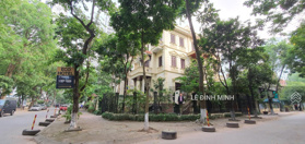 Cho thuê nhà 04 tầng và hầm xe. Diện tích 200m2, sân vườn rộng, khu phân lô. Tiện văn phòng, ở GĐ