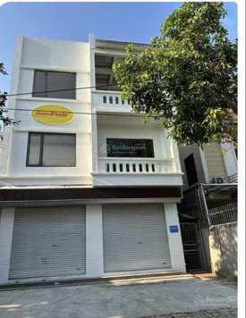 Cần bán căn nhà biệt thự kinh doanh đắc địa mặt đường Lạc Long Quân, Kinh Bắc, tp BN. Giá chỉ 2x tỷ