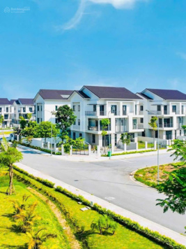 Biệt thự 180 m2. Sát cạnh chợ Vải Ninh Hiệp. Cách trung tâm Hà Nội 12 km. Giá gốc chủ đầu tư