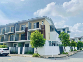 Bán căn 80m2 view công viên Tây Nam full nội thất cao cấp ở hoặc cho thuê được ngay 16tr/tháng
