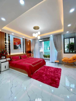 Mót bán - nhà ở - Hoàng Quốc Việt - Nguyễn Đình Hoàn - giá rẻ nhỉnh 5 tỷ - thông thoáng ở luôn