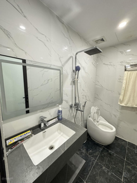 BÁN NHÀ 5 TẦNG CHIA LÔ CÁN BỘ QUẬN CẦU GIẤY. DIỆN TÍCH SỔ ĐỎ: 60MV-MT: 5M .VỊ TRÍ VIP. GIÁ: 20 TỶ