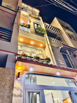 Bán nhà riêng Cô Bắc 1 trệt, 3 lầu đúc, 4 phòng ngủ, 3 WC, đủ nội thất cao cấp