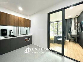 Căn hộ ban công siêu thoáng thang máy Trần Hưng Đạo, Quận 1 gần Cầu Nguyễn Văn Cừ, ĐH Văn Lang