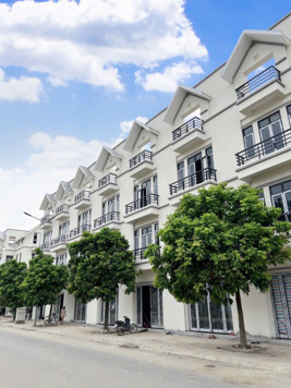 Chính chủ bán căn shophouse xây 5 tầng chỉ 2, x tỷ/lô mặt đường 24m ở ngay chợ Hưng Hóa