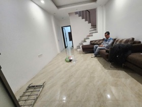 Cho thuê nhà mới sơn sửa Giang văn minh 4 tầng, 5 ngủ, 1 khách, 1 bếp đủ đồ, oto đỗ cửa