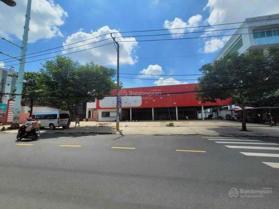 Cho thuê nhà mặt tiền Lê Thánh Tôn, Q1. DT: 30x40m, 1 trệt, DTSD: 1.200m2