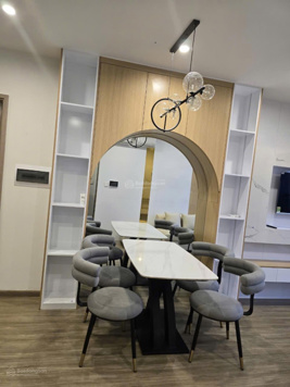 Gấp cho thuê căn hộ 2 phòng ngủ Pavilion Vinhomes gia lâm nội thất mới kính coong có slot oto