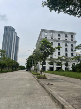 Bán cắt lỗ khách sạn 8 tầng hơn 1000m2 xây dựng vị trí lô góc cách bãi tắm 100m giá đầu tư