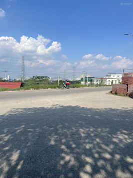 42m2. MT: 5m. Hướng Đông Nam. Đường thông ô tô 7 chỗ đỗ cửa