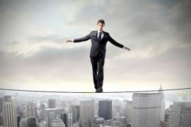 Môi giới bất động sản: Ráo mồ hôi hết tiền?