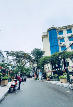 Bán gấp nhà mặt phố Ngũ Xá - vị trí đẹp, trong đảo hồ Trúc Bạch - 85m2 x nhà C4 - phù hợp xây KS,VP