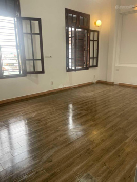 Cho thuê VP Hoàng Cầu cạnh tòa văn phòng Geleximco, DT 22m2 và 32m2 giá 3,5 triệu và 7 triệu, 12 tr