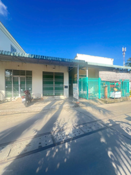 Bán gấp nhà mặt tiền đường ngô quyền có sẵn 1 nhà 2 kiot và 6 phòng trọ, 300.8m2 full đất ở đô thị