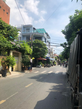 Chủ kẹt tiền bán nhà MT đường Lê Sao. DT 4.5x18m. Nhà trệt, 2 lầu. Giá 8.5 tỷ