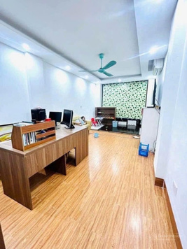 Giá rẻ bất ngờ - cam kết rẻ hơn sàn vài trăm triệu, 5 tầng dân xây - lô góc - ô chờ thang máy 450kg