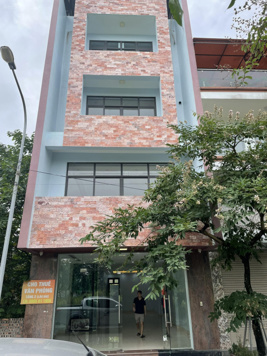 Cho thuê nhà 5 tầng mới xây hiện đại, diện tích sàn 100m2, có cầu thang máy làm văn phòng, spa