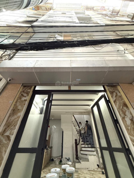 Ngõ nông 50m ra phố Hào Nam, 3 gác vào cửa. DT 26/29T2 MT 4m, 5 tầng 1 tum, chào 6.5 tỷ còn TL