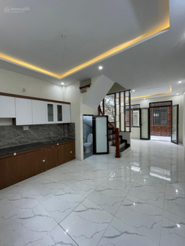 Bán nhà giá rẻ 2tỷ790tr xây mới 45m2 ô tô lùi cửa xây mới nội thất đẹp tủ âm tường, nhà 2 mặt ngõ