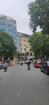 Bán nhà kinh doanh mặt phố. Đường 2 chiều Lê Trọng Tấn, vỉa hè 5m. Giá 420tr/m2 còn thương lượng