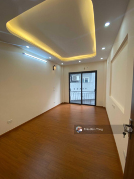 Bán nhà 5 tầng cách 5m ra phố Thạch Bàn, vị trí trung tâm, đi bộ ra Aeon Long Biên