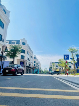 Em Xuân bán shophous 4 tầng 1 tum tại trung tâm móng cái giá chưa đến 5ty 1 căn hoàn thiện CB