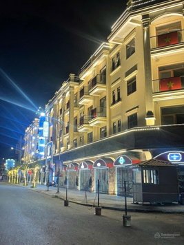 Chủ đầu tư Him Lam ra hàng 20 căn shophouse siêu đẹp. Giá từ 11 tỷ sổ đỏ, CK 1 tỷ. LH: 0918 298 894