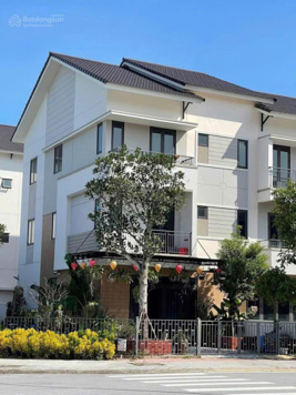 Bán biệt thự song lập 180m2, 3 tầng, giá 9,8 tỷ, đã có sổ, tại Centa Riverside KCN VSIP - Bắc Ninh