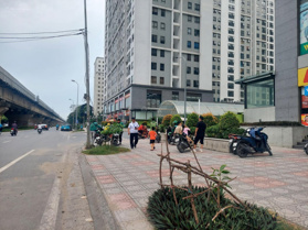 Bán 540m2 tầng 1. Mặt đường lớn, vỉa hè 10m sổ đỏ lâu dài. Thuê 145tr / tháng mặt tiền 34m