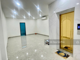 Tầng trệt 5x21m Vạn Phúc City, có máy lạnh, thang máy, lối đi riêng, đường 16m, vị trí đẹp. Giá 9tr