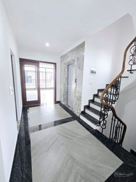 Vip phố Văn Cao, thang máy, ngõ rộng, nhà đẹp 2 thoáng, ô tô đỗ cửa, DT 37m2 6tầng