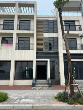 Chính chủ cho thuê Shophouse tại Khu đô thị Starlake Tây Hồ Tây 150m2 mặt đường 24m, vị trí đắc địa