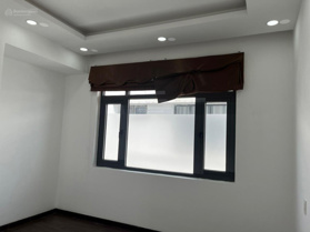 Cho thuê căn hộ áp mái 2PN 1WC lớn ban công lớn