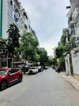 Bán tòa văn phòng 8 tầng phố Khúc Thừa Dụ - lô góc - 2 mặt tiền vỉa hè ô tô tải tránh - HS 4 tỷ/năm