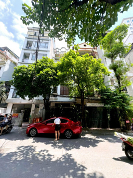 Bán nhà Giải Phóng, Mercedes đỗ cửa, DT 42m2, đường trước nhà rộng 15m, 3 ô tô tránh. Chỉ 11 tỷ.