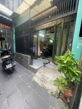 Quận 6, nhà hẻm 336 Nguyễn Văn Luông, gần vòng xoay Phú Lâm, nhà đang làm mới ăn tết, trệt lửng lầu