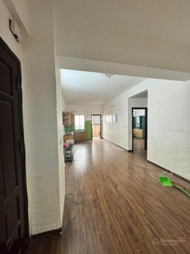 Chung cư cán bộ Học Viện Hậu Cần, Ngọc Thụy, Long bIên, sơn nhẹ là nhà đẹp ở luôn, 104m2, 4,25tỷ