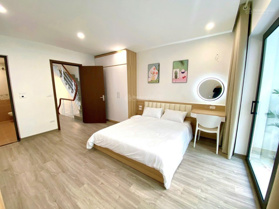 Bán gấp nhà cực hiếm Cầu Giấy ngõ ba gác, nở hậu, dân xây, 5 phòng ngủ, gần ô tô, nhỉnh 7 tỷ