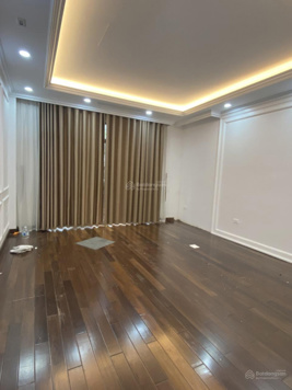 Cho thuê biêt thự tại Khuất Duy Tiến Nguyễn Xiển. DT: 160m * 6 tầng. MT: 10m. Thang máy. Nhà mới