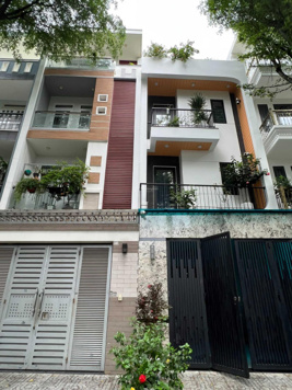 Cần tiền bán gấp nhà hẻm 10m, gần Vincom Nguyễn Xí, P26, Bình Thạnh (4,2x16m) 4 tầng nhỉnh 9 tỷ