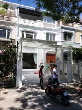 Biệt thự mặt tiền đường lớn Đô Đốc Tuyết, view ra công viên và cầu Ánh Sao, có thang máy 47.5 tỷ