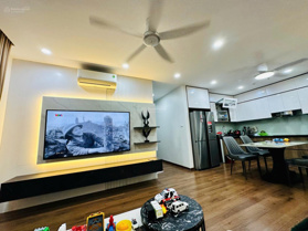 Bán căn góc 96.8m2 - 3 PN, 2 VS ban công Đông Nam tầng trung đẹp nhất tòa T4, sổ đỏ, full nội thất