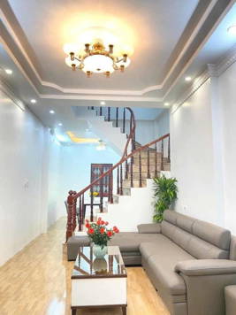 Nhà mặt ngõ Trung Kính - Giá trị vượt trội - Cách phố 40m - 2 mặt thoáng - Giá chỉ 12.8 tỷ!