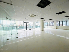 Chính chủ cho thuê văn phòng tòa nhà mới xây 7 tầng ngõ Thái Hà DT 40m2, 215m2 view bể bơi giá tốt