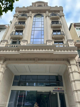 Cho thuê tòa nhà nhà mặt phố Trần Duy Hưng, DTSD 180m2 * 8 tầng, có hầm. KD đắc địa. Giá 230tr