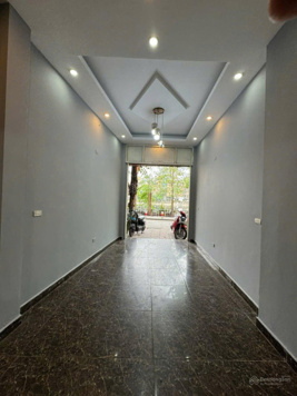Cho thuê tầng 1 mặt Hồ Văn Chương - Đống Đa 45m2 - mặt tiền 4m. Lh: 0394 009 359